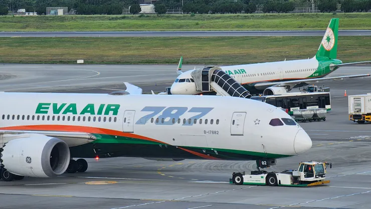 我以前也在長榮航勤服務過!是在清機課服務!專門在長榮機棚做飛機內部深度清潔!