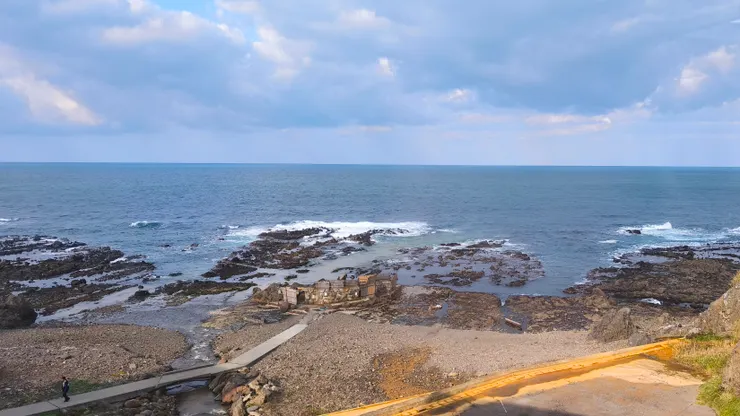 從房間窗戶拍出去的海邊露天風呂