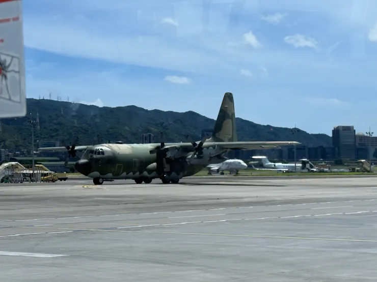出發馬祖時在松山機場看到的軍機,也是停飛後用來疏散旅客的軍機,總覺得出發前就有種小預兆