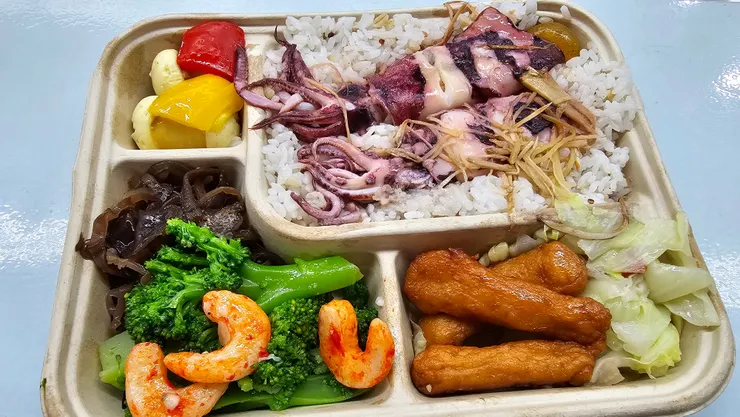 台鐵小卷便當的菜色相當豐盛!