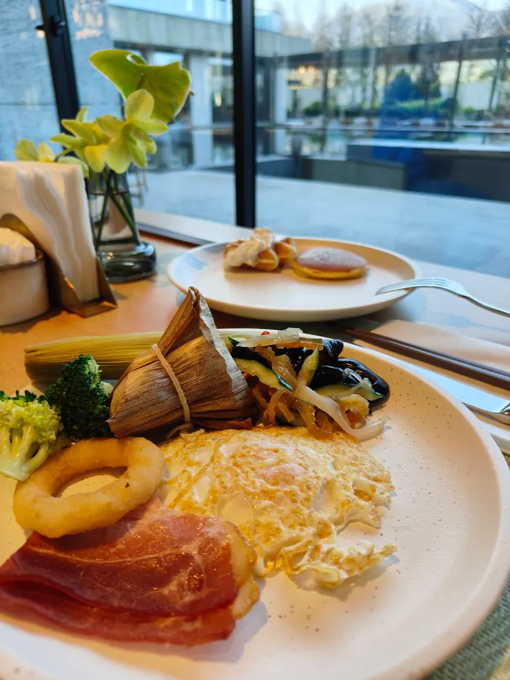 坐在窗邊觀看飯店的美麗造景 (可以我食量太少了...)