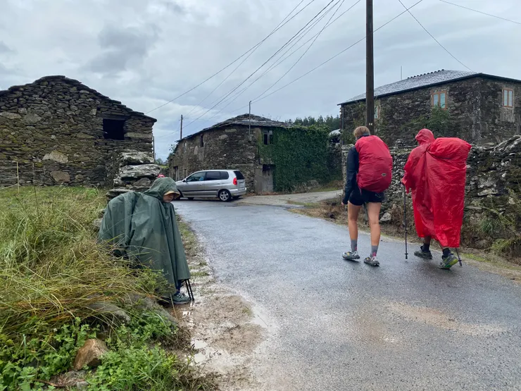 一路上都沒路邊椅子，好不容易找個石頭坐一下