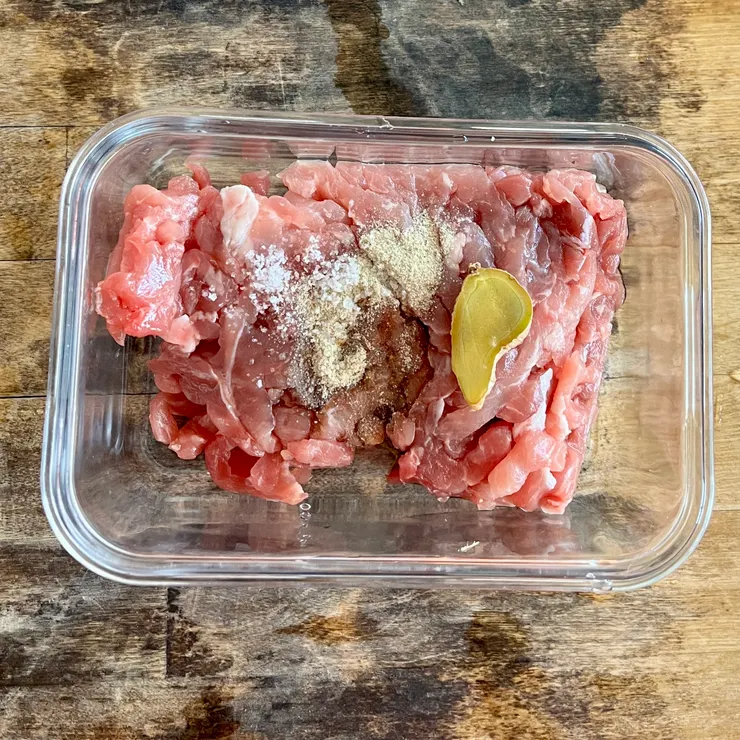 這是還沒加油跟水的肉絲