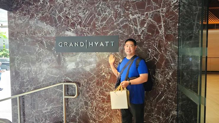 我在新加坡君悅酒店的大門口!我手上是在新加坡君悅酒店買的麵包提袋!