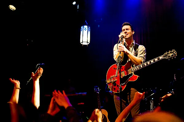 魔力紅主唱-亞當李維在片中飾演大紅起來的歌手Dave