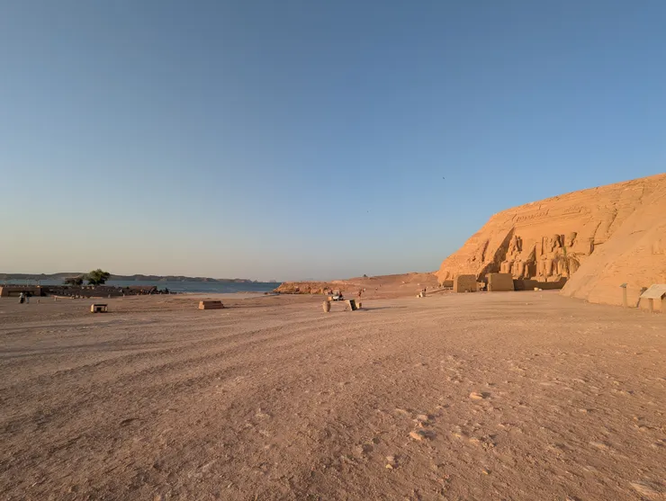 早上六點半的空曠阿布辛貝神廟(攝於2025年)