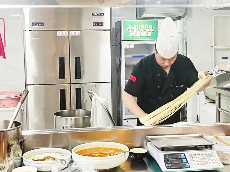 師父認真拉麵中