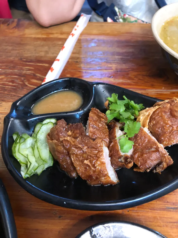 酥炸肥腸蠻大塊的,配菜醃小黃瓜反而很搶戲!