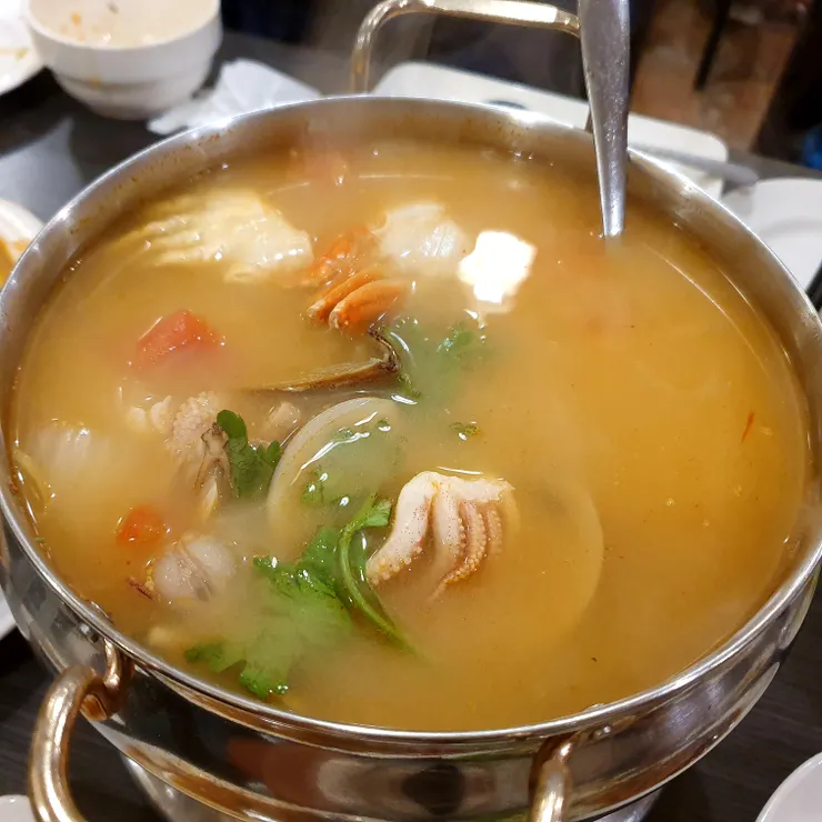 上菜時還在滾燙的酸辣海鮮湯