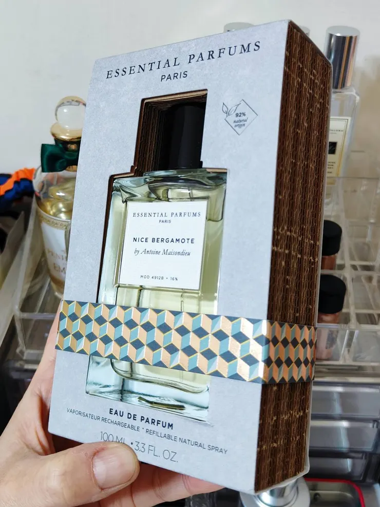 從側面可以看出層層瓦楞紙堆疊的環保包裝設計