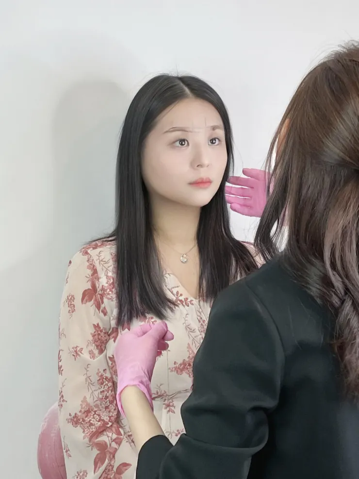 Kandice老師戴完手套後，還會再進行手部酒精消毒，才為我測量眉型的定位點