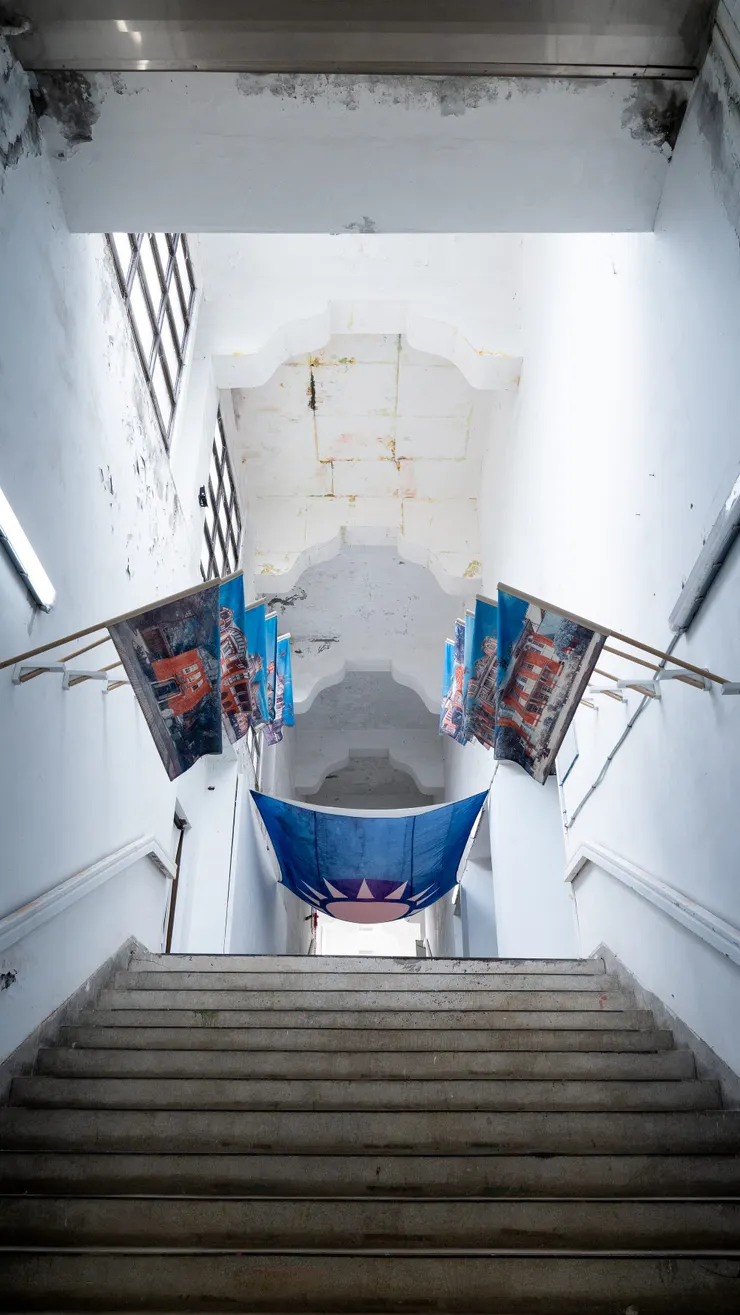 劉妍蓁，《旗升之際日正當中》，70*55cm*10隻，版印媒材、布料，2025。劉妍蓁提供。