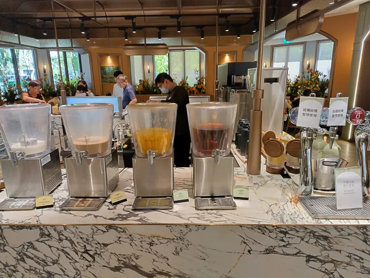 鮮奶、特濃厚奶茶、柳橙汁、伯爵紅茶