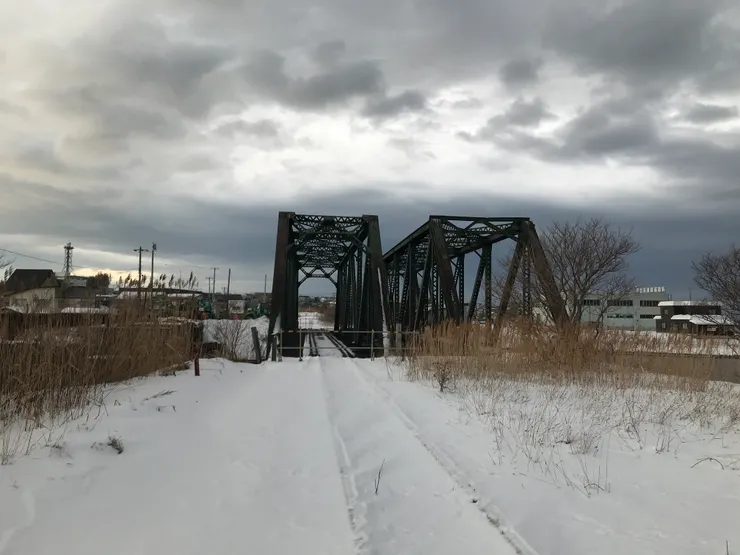 原本繼續往增毛的廢棄鐵軌和舊鐵橋