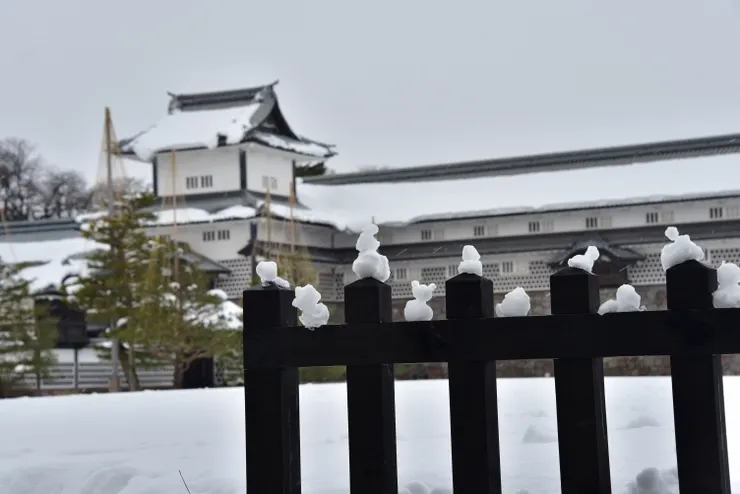 雪人們和橋爪門遠近景