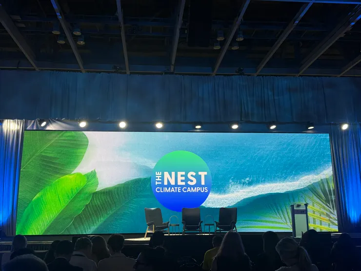 Caption:The Nest Climate Campus 主舞台。集中式設計讓思想輸入、跨域對接與媒體擴散在同場發生。(Javits Center, Climate Week NYC)