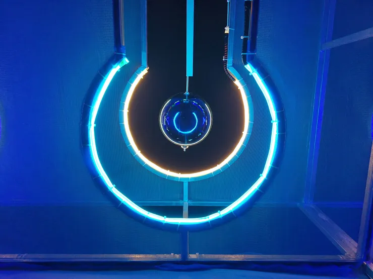 仰望金屬球上擺 / 資料來源：我自己