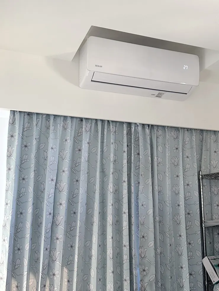 兒子一歲前在迪化街永樂市場選布做的窗簾，現在他一年級，他爸爸終於裝在我們本來就預定要給孩子當房間的地方