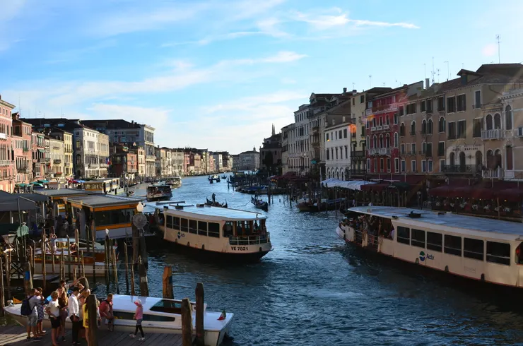 繁忙的水上交通