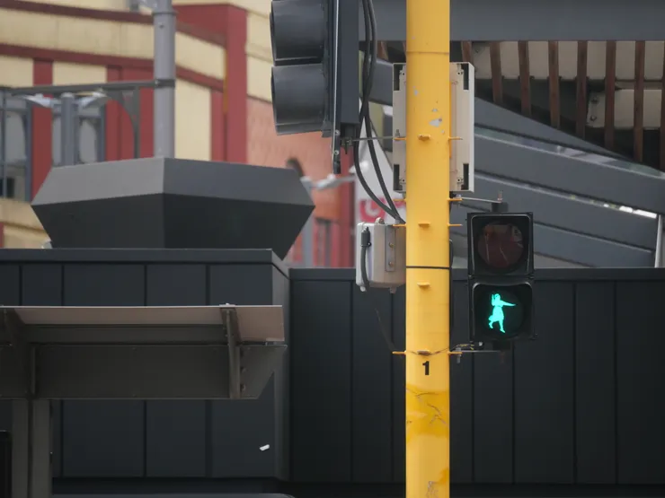 Te Papa博物館前的紅綠燈是毛利人的戰舞姿態，十分富有創意。