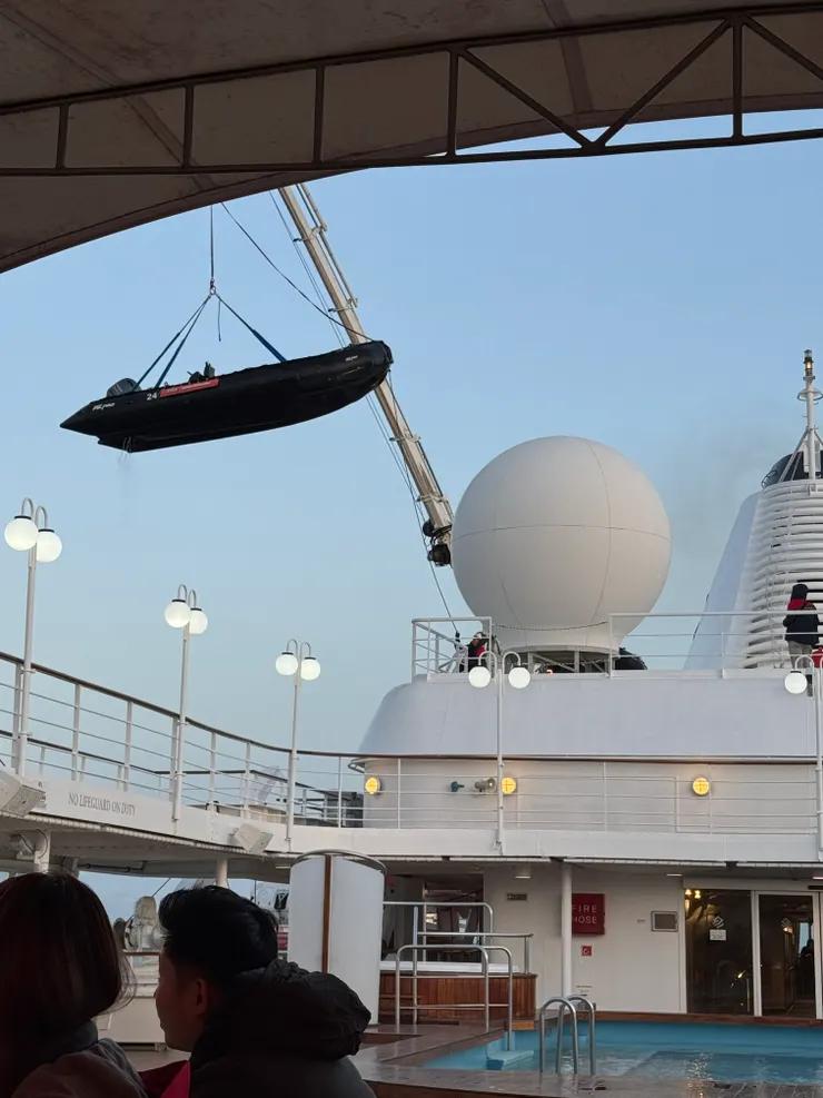 每天七早八早就能聽到起重機垂釣衝鋒艇下海的準備工作啟動，工作人員非常辛苦