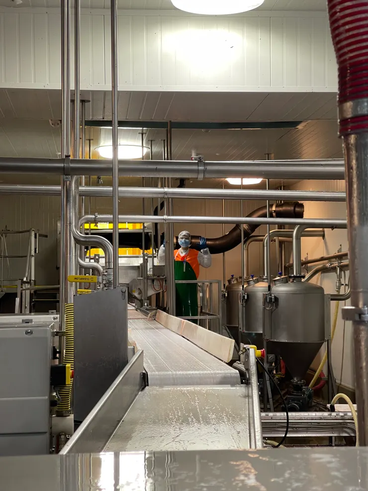 廠內不能拍照我偷拍一張送魚畫面