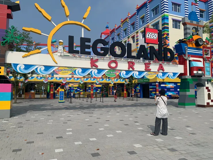 韓國樂高積木樂園，10點開園，約9:55分左右，門口會有一場開園唱跳秀。推薦帶10歲以下的小孩來玩。