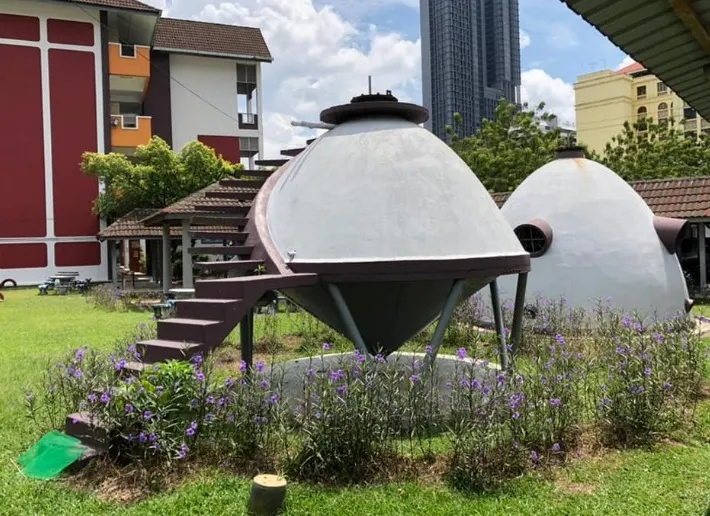 弗萊徹路淡小校門附近草地安置的，據稱是1907年弗萊徹用於研究脚氣病的實驗建築。-截圖自Rinadevi Eswaran Menon FB，2021年10月20日。