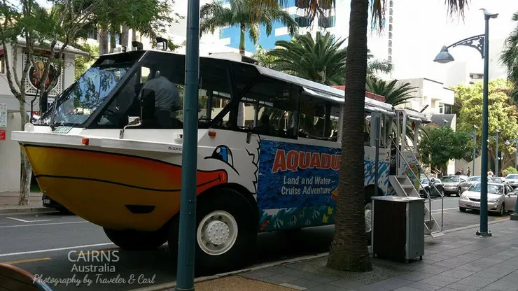 Cairns 造型如同一艘快艇的觀光巴士
