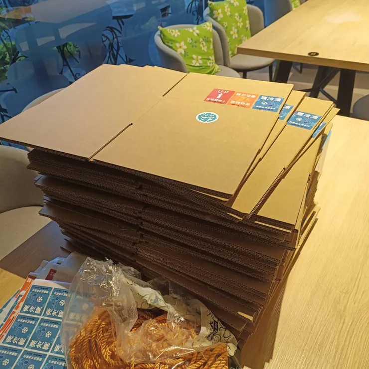 從來沒想過，大家會一直在問：『紙箱上的貼紙怎麼貼』