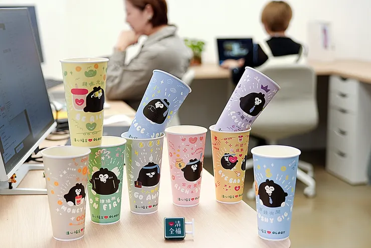 圖說:奧樂雞就是你的嘴替!上班族必備金句搭配厭世表情與豐富圖案,讓聯名紙杯一秒成為辦公室最吸睛焦點。(資料來源:清心福全)
