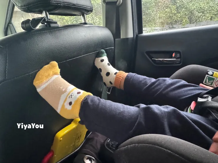 以往他上車就會把襪子脫掉,這天自己選的襪子他反而一直穿著欣賞。