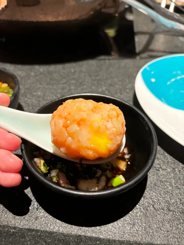 爆漿手打蝦滑（一定要搭配他們的醬汁）中間的起司內餡小心燙到