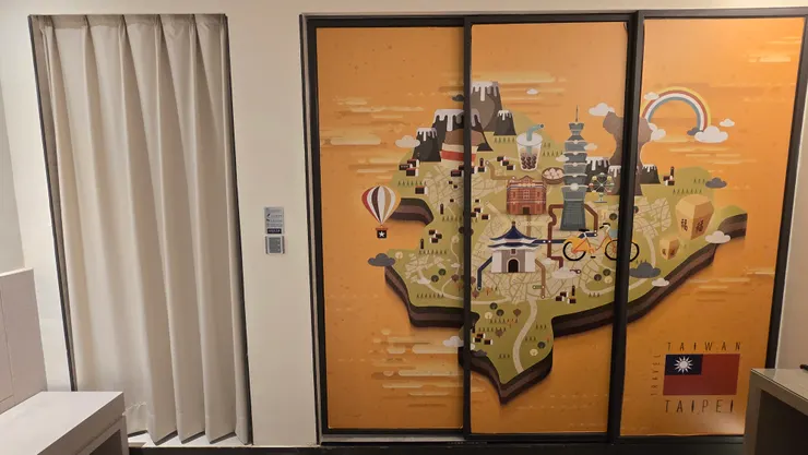 廁所的門是平推式的,蠻特別,而且門上面的彩繪圖案很台灣很可愛 ☺️