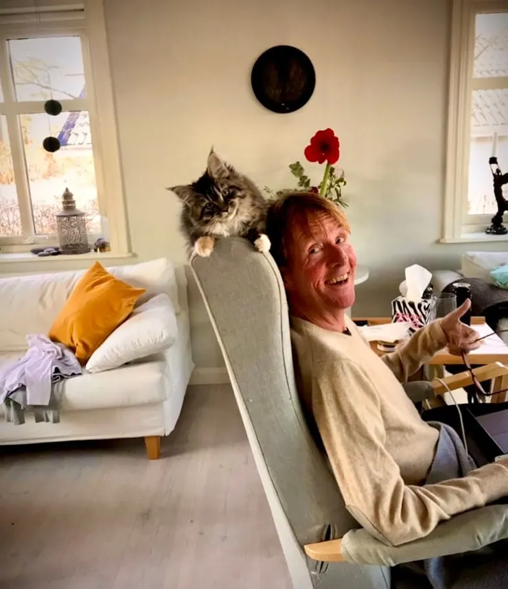 生病後的比約恩很長一段時間幾乎每天都在這張扶手椅上度過 16 - 18 個小時，常有貓咪的陪伴。