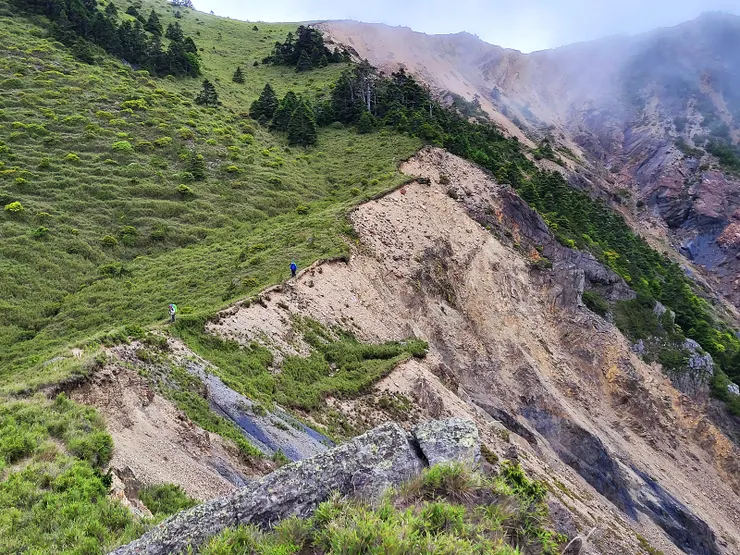 ▲狂風中快速通過大雪北崩壁