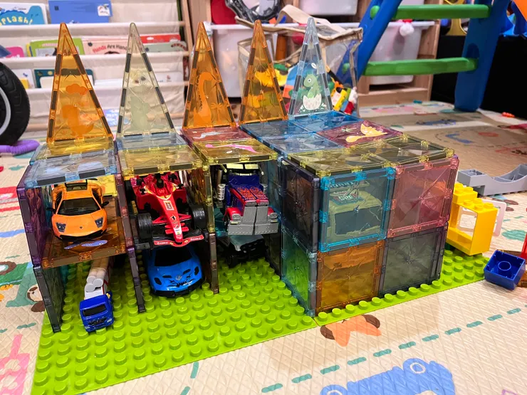 大寶最愛建造小車車停車場