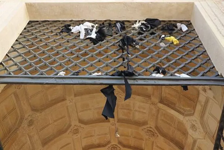 科英布拉大學的畢業生為了慶祝畢業，將代表學院顏色的緞帶綁在門上的標記