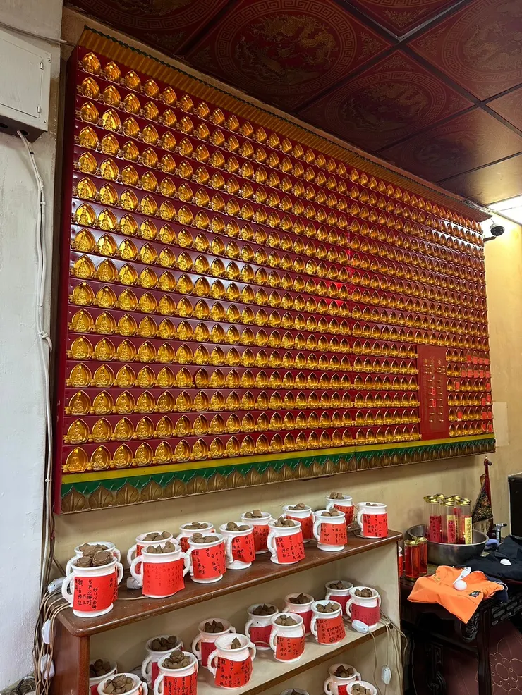 在龍潭德靈宮的轉運之旅：收驚、點燈、安太歲