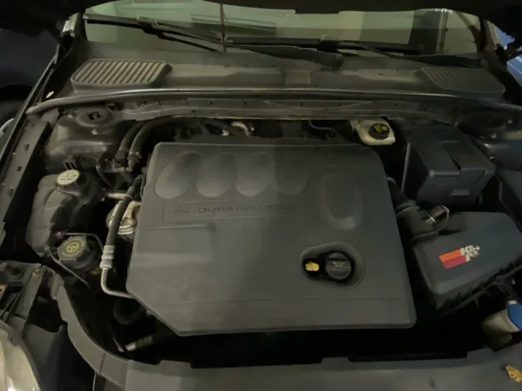 引擎室整體乾淨，沒有明顯的油滴或積碳，應該是因為沒有把蓋子打開的關係XD