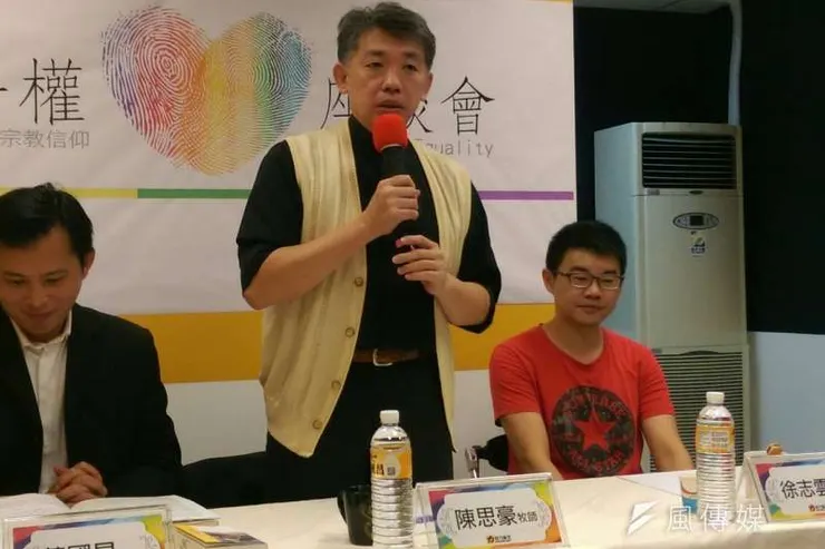 受到護家盟等保守派群體影響,許多人會認為「基督徒=反同」,但實際上基督教內部亦有挺同人士。圖為挺同派牧師陳思豪在反同公投辯論上發表支持同婚言論。(圖源:風傳媒)