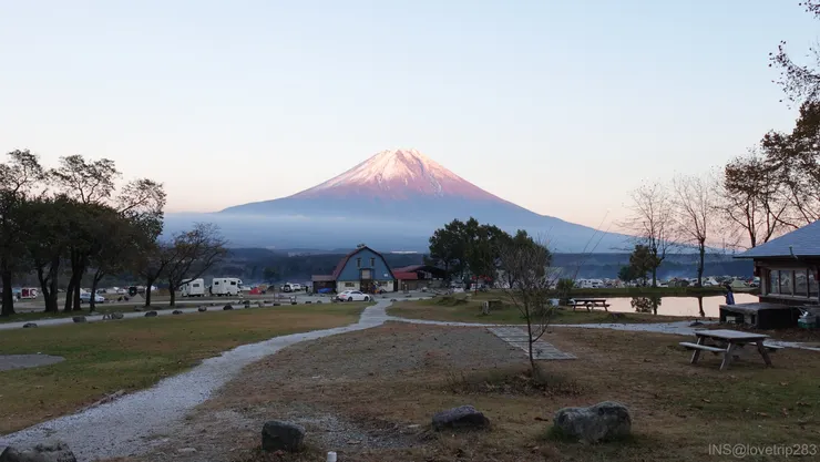 中間紅色屋頂的小屋是販賣部