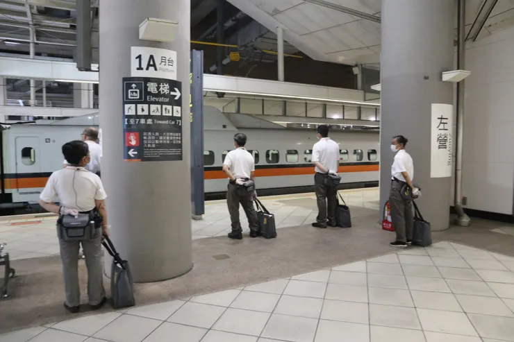 在月台等南下列車進站的清潔人員們