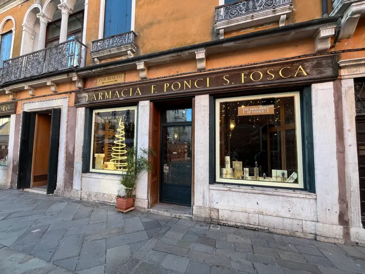 威尼斯百年藥房，如今已轉做香氛，店內還留存著歷史的氣息