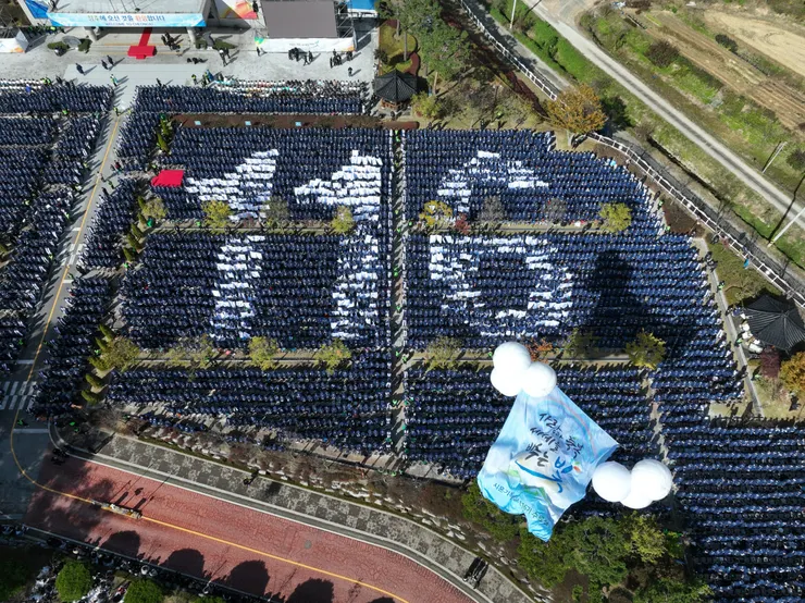 2025年11月2日於新天地耶穌教證據帳幕聖殿清州教會(南韓清州市)舉行的「錫安基督教宣教中心第116期結業式」上,戶外座位上坐著的結業生們。【照片提供 = 新天地耶穌教會】