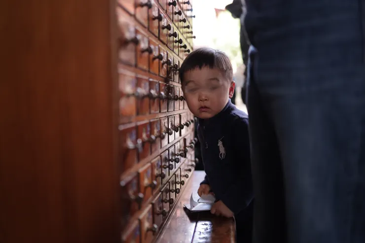 誤入鏡頭的好奇弟弟 XD