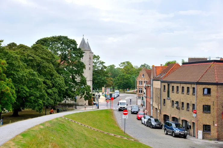 【出民宿直向東尋訪十字門與風車 小丘草地林蔭道左望古城右運河!風車小丘上回望十字門。】