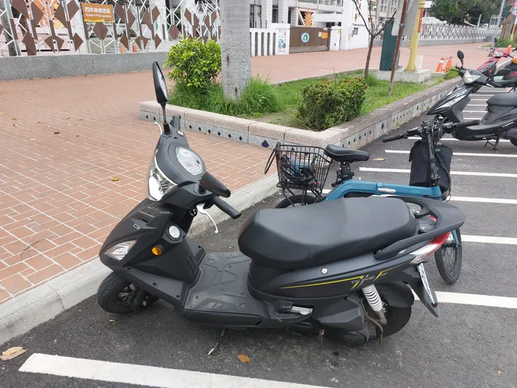 圖名：明義國小前湊巧的好（左下）與壞（右上）停車格範例 / 資料來源：我自己