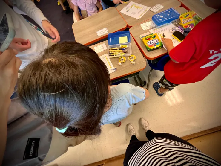 走入教室，老師解說如何擺放文具後就開始行動