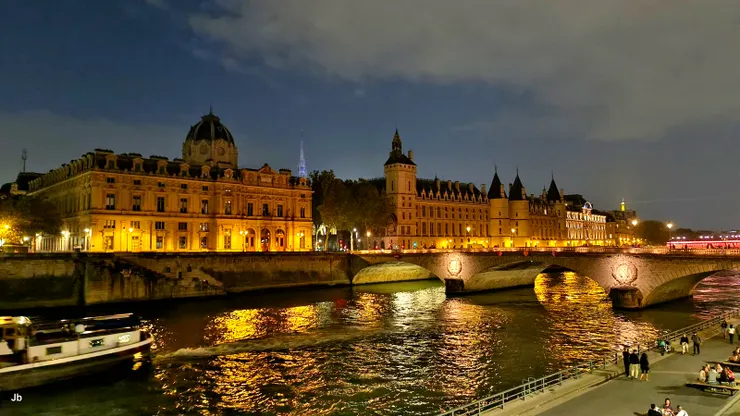 【台灣中秋才過十六日月更圓 入夜塞納河畔追光不見玉盤！抵達市政廳附近塞納河畔，可措雲層頗厚，看不到月亮。跨河的是兌換橋(Pont au Change)，背景為巴黎古監獄(Conciergerie)。】